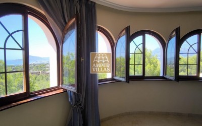 Fantastic villa with large plot, offering privacy and sea views.